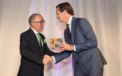 Handover_AWARD_by_Warner_Philips_Chair_of_the_Cradle_to_Cradle_Institute_Board_image_w920_h0